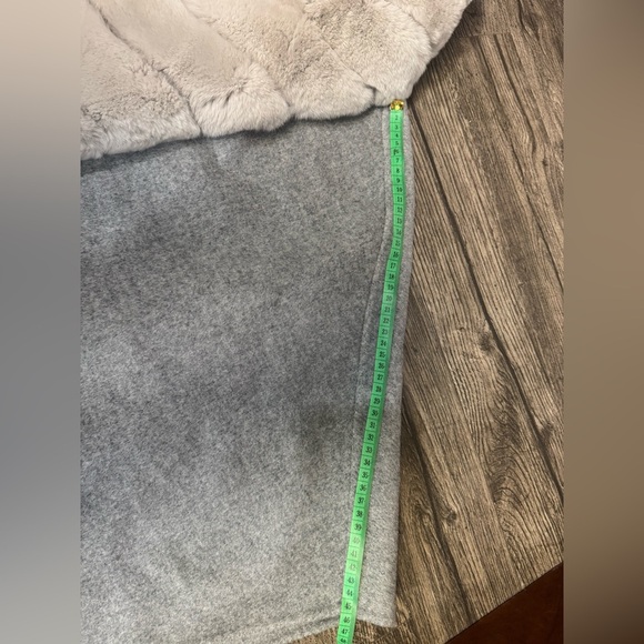 GORSKI Gray Cape with Plush Fur Trim - Picture 7 of 15
